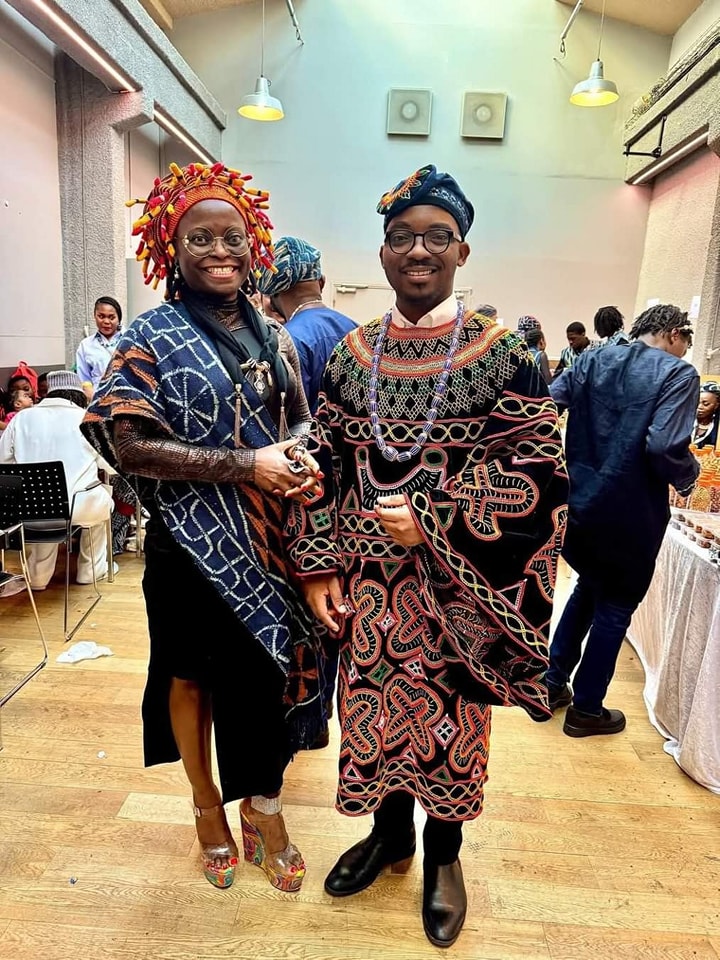 Portrait contemporain d'une personne portant un vêtement en Ndop, illustrant son adaptation moderne