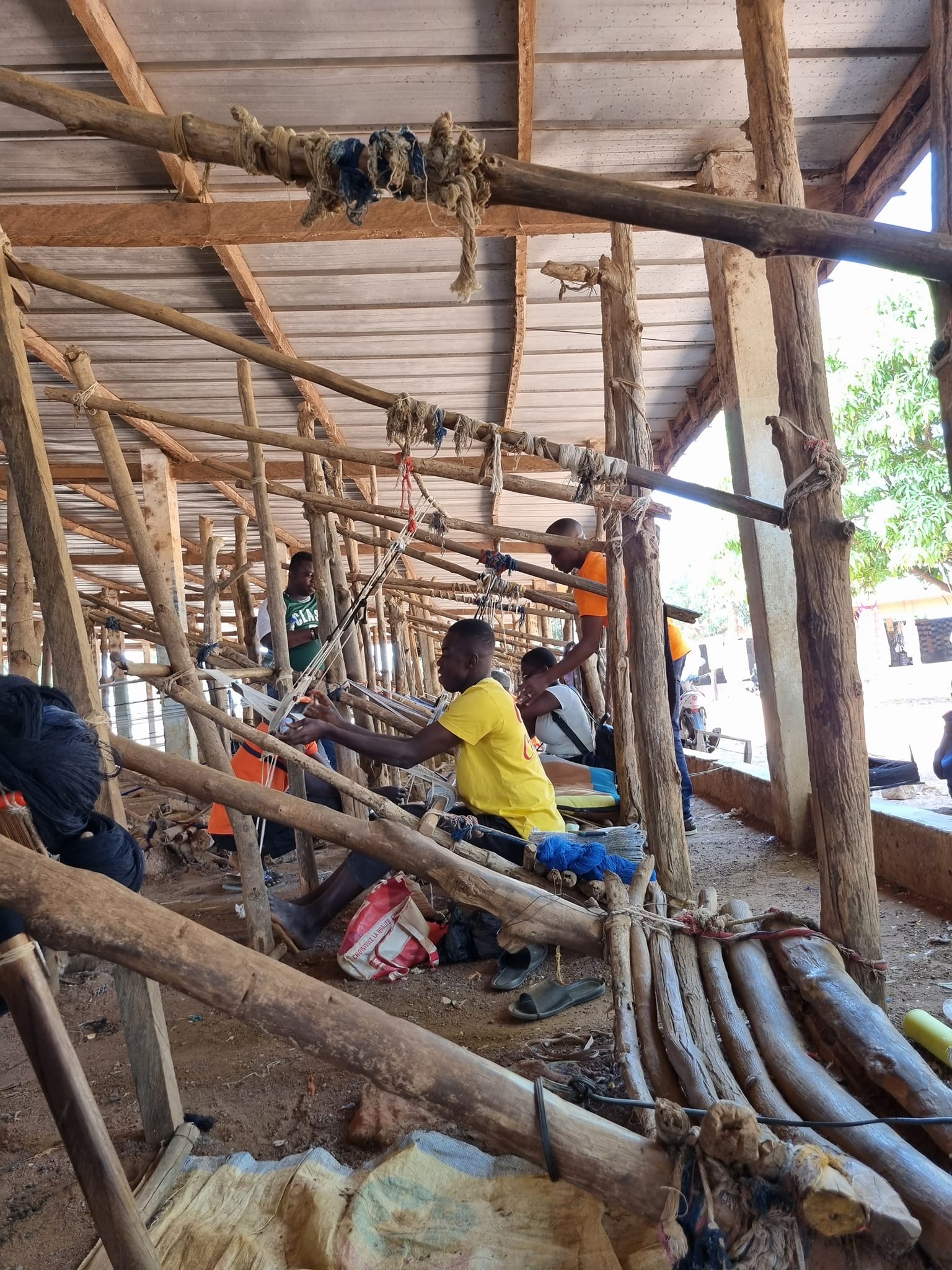 Portrait moderne d'une femme portant un pagne Sénoufo, illustrant son usage contemporain et élégant